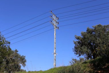 elektrik direği ve kablo üzerinden elektrik geçerli akar 