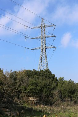 elektrik direği ve kablo üzerinden elektrik geçerli akar 