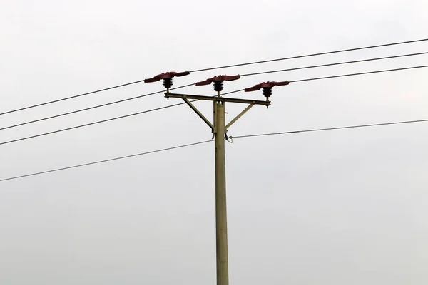 电流通过的电线杆和电线 — 图库照片