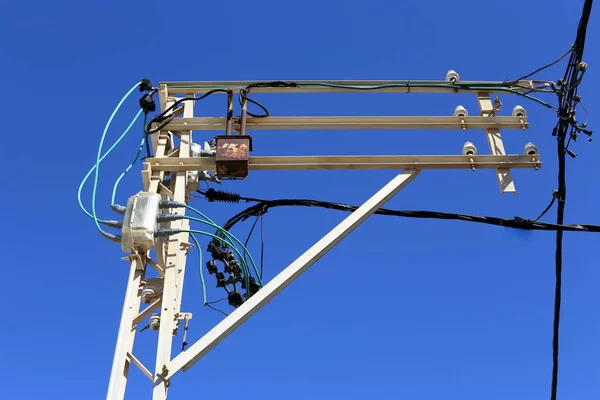 Poste Eléctrico Cables Través Los Cuales Fluye Corriente Eléctrica —  Fotos de Stock