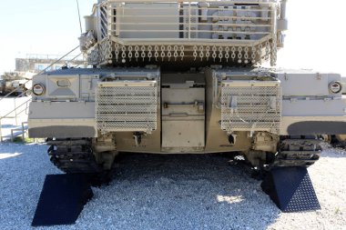 İsrail bir müzede eski askeri teçhizat ve tankları bulunmaktadır 