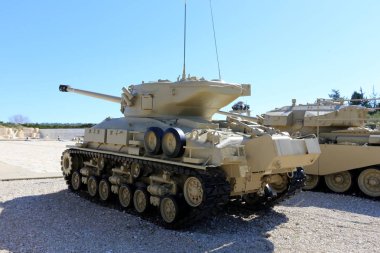 İsrail bir müzede eski askeri teçhizat ve tankları bulunmaktadır 