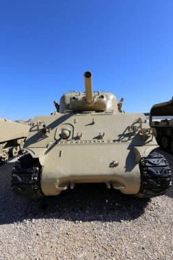 İsrail bir müzede eski askeri teçhizat ve tankları bulunmaktadır 
