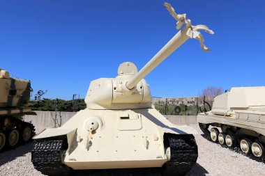İsrail bir müzede eski askeri teçhizat ve tankları bulunmaktadır 
