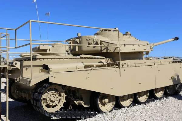 İsrail bir müzede eski askeri teçhizat ve tankları bulunmaktadır 