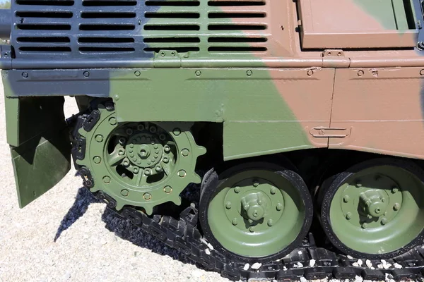 İsrail bir müzede eski askeri teçhizat ve tankları bulunmaktadır 