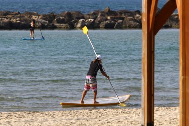 adam Kuzey İsrail'Akdeniz kıyısında 