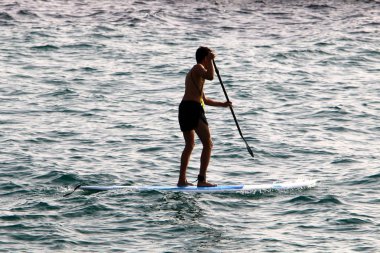adam Kuzey İsrail'Akdeniz kıyısında 