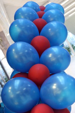 Balon - gaz hava daha hafif uçmak için kullanılan. 