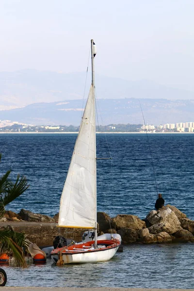 在地中海沿岸的船在以色列 — 图库照片