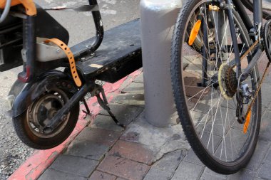 tekerlek - serbestçe döndürerek veya bir dönem eksen üzerinde sabit disk 