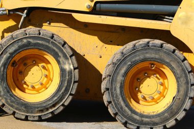 tekerlek - serbestçe döndürerek veya bir dönem eksen üzerinde sabit disk 