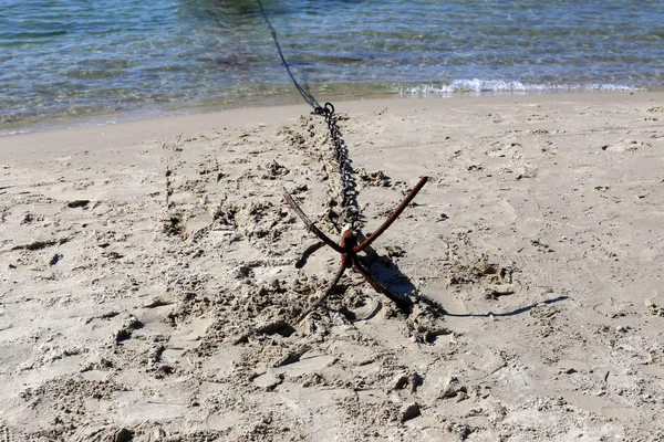 Aan Oevers Van Middellandse Zee Ligt Een Oude Roestige Anker — Stockfoto