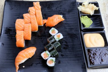 Suşi - geleneksel Japon mutfağının bir fincan 