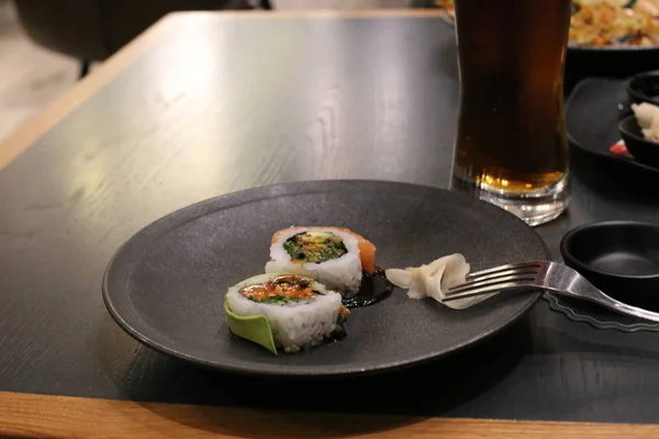 伝統的な日本料理の皿の寿司 — ストック写真