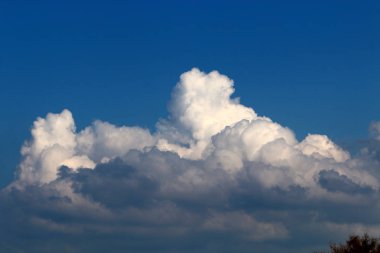 Gökyüzünün rengi ve türünü gün, sezon ve ana hava zaman bağlıdır. 