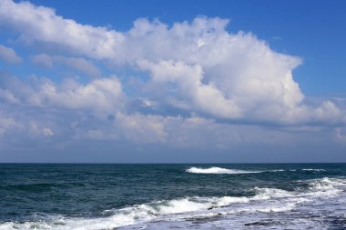 Gökyüzünün rengi ve türünü gün, sezon ve ana hava zaman bağlıdır. 