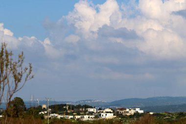 Gökyüzünün rengi ve türünü gün, sezon ve ana hava zaman bağlıdır. 