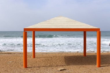 gölgelik Kuzey İsrail'Akdeniz kıyısında Güneş'ten 