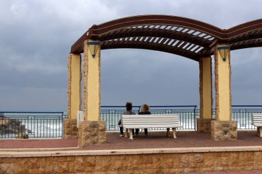 gölgelik Kuzey İsrail'Akdeniz kıyısında Güneş'ten 