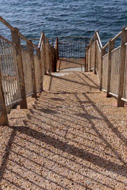 merdiven - çıkış ve iniş için adımları bir dizi şeklinde bir yapı 