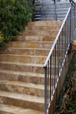 merdiven - çıkış ve iniş için adımları bir dizi şeklinde bir yapı 