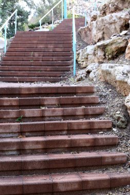 merdiven - çıkış ve iniş için adımları bir dizi şeklinde bir yapı 