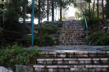 merdiven - çıkış ve iniş için adımları bir dizi şeklinde bir yapı 