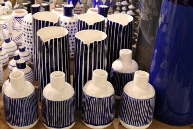 mağaza vitrin içinde yeni yemekler bulunmaktadır 