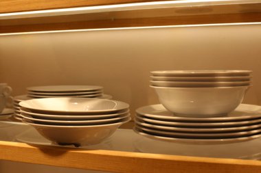 mağaza vitrin içinde yeni yemekler bulunmaktadır 