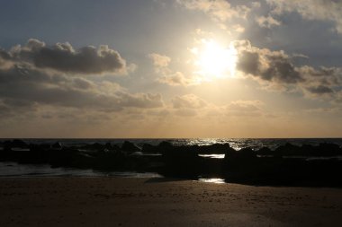 Güneş ufukta ayarlar ve gün Akdeniz'de İsrail tarihinde sona erer 