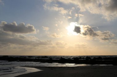 Güneş ufukta ayarlar ve gün Akdeniz'de İsrail tarihinde sona erer 