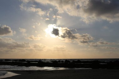 Güneş ufukta ayarlar ve gün Akdeniz'de İsrail tarihinde sona erer 