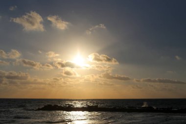 Güneş ufukta ayarlar ve gün Akdeniz'de İsrail tarihinde sona erer 