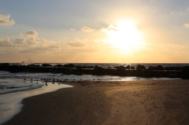 Güneş ufukta ayarlar ve gün Akdeniz'de İsrail tarihinde sona erer 