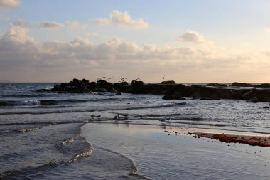 Güneş ufukta ayarlar ve gün Akdeniz'de İsrail tarihinde sona erer 