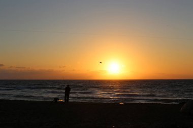 Güneş ufukta ayarlar ve gün Akdeniz'de İsrail tarihinde sona erer 