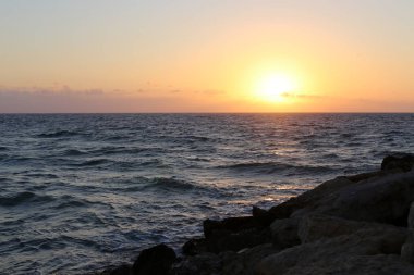 Güneş ufukta ayarlar ve gün Akdeniz'de İsrail tarihinde sona erer 