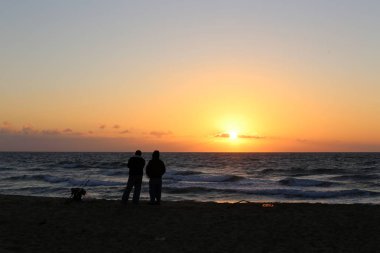 Güneş ufukta ayarlar ve gün Akdeniz'de İsrail tarihinde sona erer 