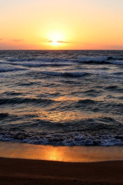 Güneş ufukta ayarlar ve gün Akdeniz'de İsrail tarihinde sona erer 