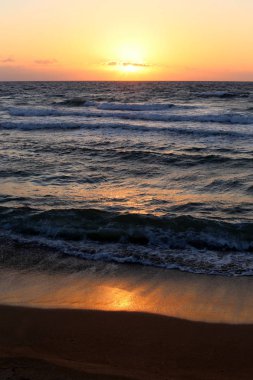 Güneş ufukta ayarlar ve gün Akdeniz'de İsrail tarihinde sona erer 