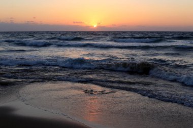 Güneş ufukta ayarlar ve gün Akdeniz'de İsrail tarihinde sona erer 