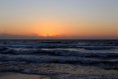 Güneş ufukta ayarlar ve gün Akdeniz'de İsrail tarihinde sona erer 