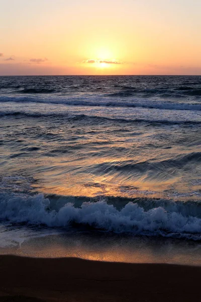 Slunce Západu Nad Obzorem Končí Den Pobřeží Středozemního Moře Izraeli — Stock fotografie