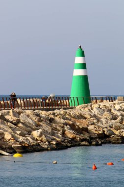 İsrail Akdeniz'in kıyısında deniz feneri 
