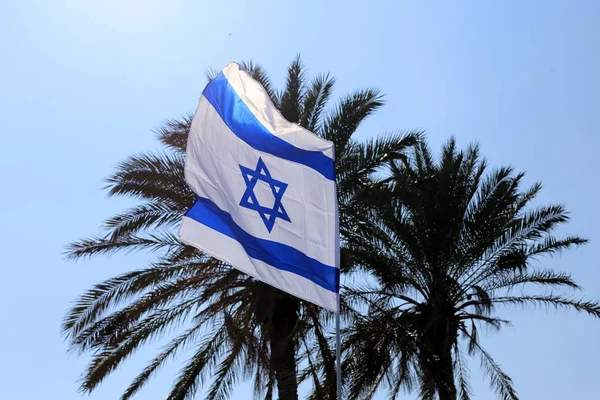 以色列国旗与六角星飘扬在风中 — 图库照片