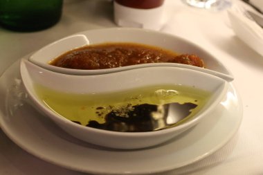 sıcak öğle yemeği ve snack restoran masada 