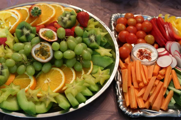 Warmes Mittagessen Und Snacks Auf Dem Restauranttisch — Stockfoto