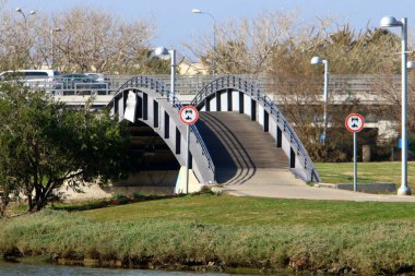 Köprü - bir engel dikilmiş bir yapay yapısı 