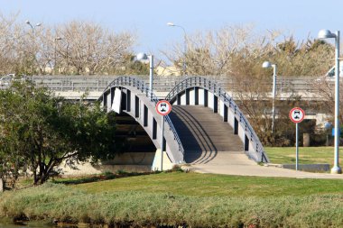 Köprü - bir engel dikilmiş bir yapay yapısı 